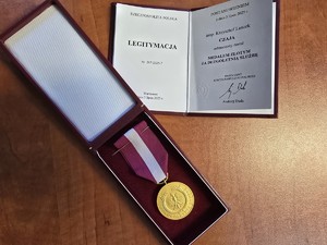 na zdjęciu widać medal