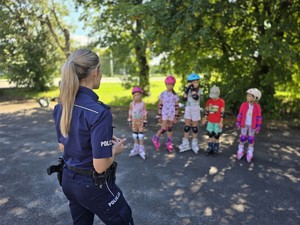 na zdjeciu widać policjantkę i dzieci