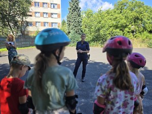 na zdjeciu widać policjantkę i dzieci