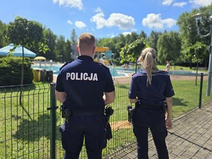 na zdjeciu widać policjantów przed basenem