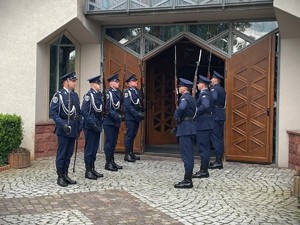 na zdjęciu widać parę młodą oraz policjantów