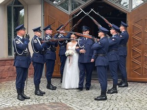 na zdjęciu widać parę młodą oraz policjantów
