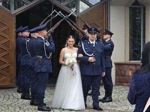 na zdjęciu widać parę młodą oraz policjantów