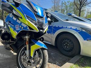 na zdjeciu widać policyjny motocykl i radiowóz