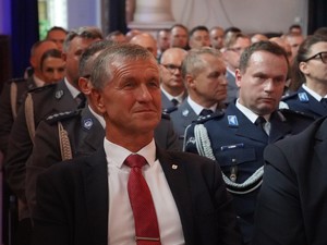 na zdjeciu widać gości uroczystości oraz policjantów