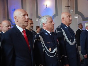 na zdjeciu widać gości uroczystości oraz policjantów
