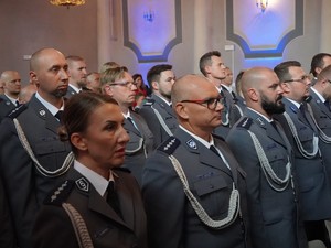 na zdjeciu widać gości uroczystości oraz policjantów