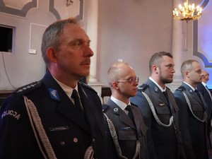 na zdjeciu widać gości uroczystości oraz policjantów