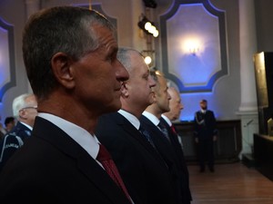 na zdjeciu widać gości uroczystości oraz policjantów