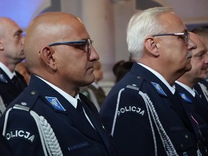 na zdjeciu widać gości uroczystości oraz policjantów