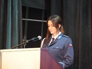 na zdjeciu widać policjantkę