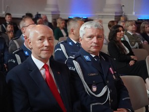 na zdjeciu widać gości uroczystości oraz policjantów