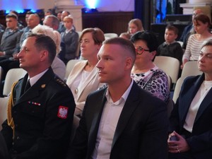 na zdjeciu widać gości uroczystości oraz policjantów
