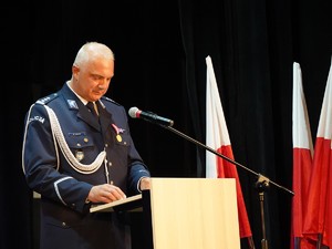 na zdjeciu widać policjanta