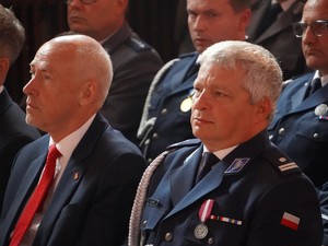 na zdjeciu widać gości uroczystości oraz policjantów