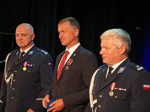 na zdjeciu widać gości uroczystości oraz policjantów