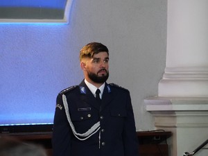 na zdjeciu widać  policjanta