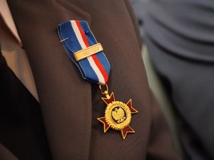 na zdjeciu widać medal