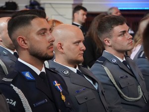 na zdjeciu widać gości uroczystości oraz policjantów