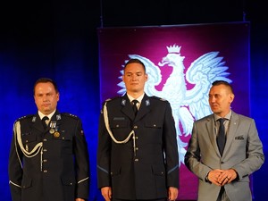na zdjeciu widać gości uroczystości oraz policjantów