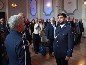 na zdjeciu widać gości uroczystości oraz policjantów