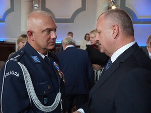na zdjeciu widać gości uroczystości oraz policjantów