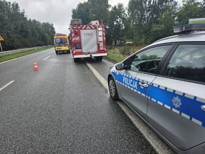 na zdjeciu widać samochody służb