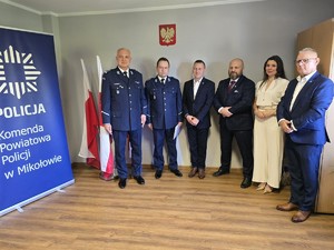 na zdjęciu widać policjantów i gości