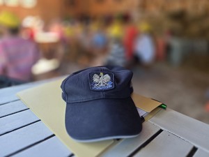 na zdjeciu widać policyjną czapkę