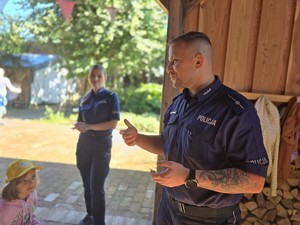 na zdjeciu widać policjantów