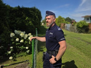 na zdjeciu widać policjanta na ogródkach
