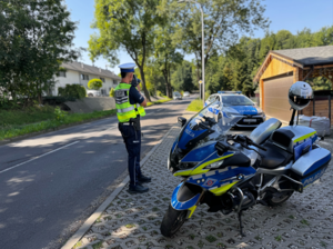 Zdjęcie przedstawia policjanta mierzącego prędkość