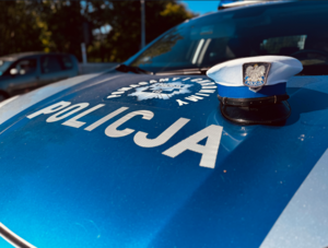 Na radiowozie leży czapka policjanta ruchu drogowego