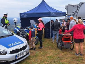 na zdjeciu widać policjantów i mieszkańców