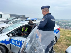 na zdjeciu widać policjantów i mieszkańców