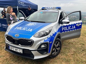 na zdjeciu widać policjantów i mieszkańców