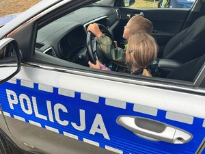 na zdjeciu widać dzieci w radiowozie