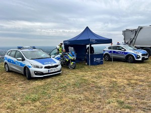 na zdjeciu widać policjantów i radiowozy