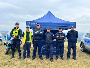 na zdjeciu widać policjantów