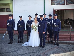 na zdjeciu widać młoda parę i policjantów