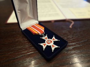 na zdjeciu widać medal