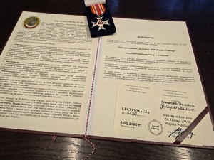 na zdjeciu widać medal