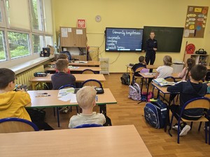 na zdjęciu widać policjantów w klasie