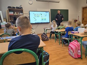 na zdjęciu widać policjantów w klasie