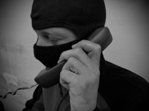 na zdjeciu widać mężczyznę z telefonem