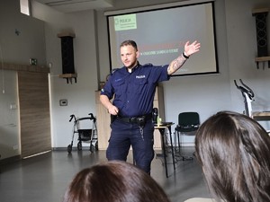 na zdjeciu widać policjanta