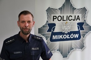 na zdjeciu widać dzielnicowego