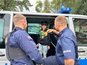 na zdjeciu widać policjantów i chłopca