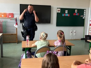 na zdjęciu widać policjanta i dzieci
