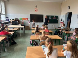 na zdjęciu widać policjanta i dzieci